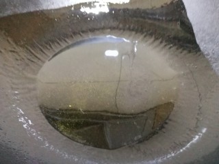 5、凉拌千张,热锅倒入适量油。