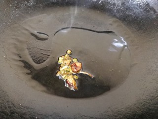 6、凉拌千张,放入麻椒大料小火炸香，关火晾凉。