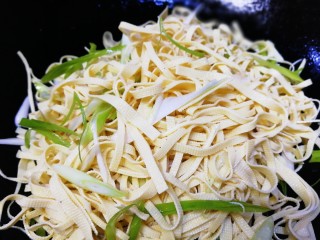 11、凉拌千张,翻拌均匀。