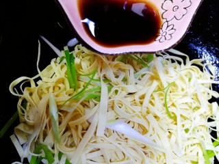 12、凉拌千张,均匀淋上料汁。