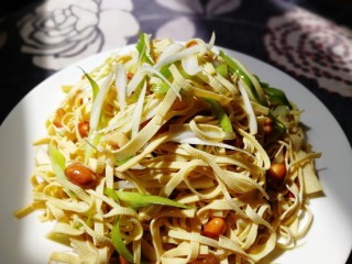 14、凉拌千张,一碗面（毛细），一碟凉拌千张，一瓶雪菲力。