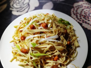 15、凉拌千张,鲜香爽口，味道浓郁。