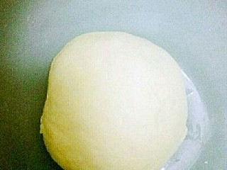 1、彩色凉皮,面粉加点盐,少量清水和面,松驰十二小时左右,松驰时间长,洗面时容易出浆。