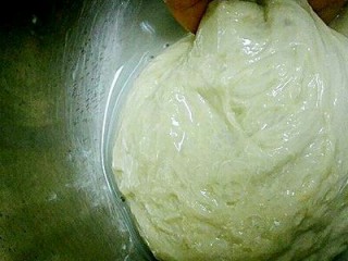 2、彩色凉皮,洗面中,洗到水逐渐变清水,差不多洗四,五次就干净了,反复搓洗。