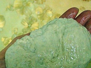 3、彩色凉皮,洗干净的面团,成了面筋, 加入酵母,进行发酵后,开蒸,面筋蒸好可以拌凉皮,或者煎着吃。