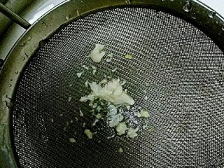 4、彩色凉皮,全部弄好,准备一个大盆,过滤下,放冰箱沉淀一个晚上。