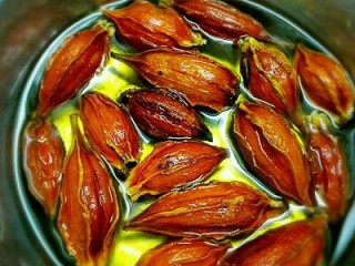 7、彩色凉皮,栀子洗净,用开水浸泡3~5分钟,上锅蒸5~10分钟,这样出色率高。