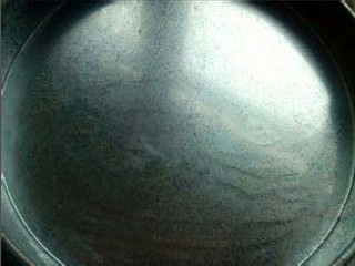 9、彩色凉皮,准备蒸凉皮的工具,涂上一层油,防粘