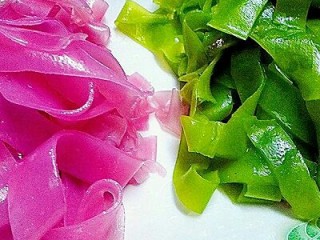 11、彩色凉皮,把面皮切条