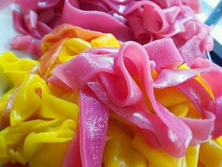 12、彩色凉皮,全部切好,
