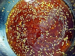 13、彩色凉皮,用老醋,生抽,甜辣酱,蚝油,芝麻油,和蒜末,调好,倒入烧热的花椒油,撒上熟芝麻,最后加一点辣椒油。