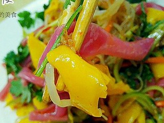 14、彩色凉皮, 拌上黄瓜丝,焯水好的胡萝卜丝和绿豆芽,最后撒上香菜,好吃哦,