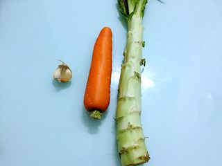 1、厨房挑战+素菜+清炒莴笋片,准备好材料