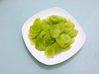 2、厨房挑战+素菜+清炒莴笋片,莴笋去皮切成薄片