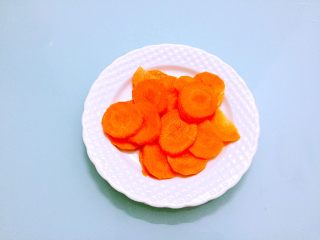 3、厨房挑战+素菜+清炒莴笋片,胡萝卜去皮切成薄片