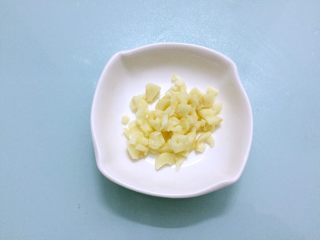 4、厨房挑战+素菜+清炒莴笋片,蒜切末