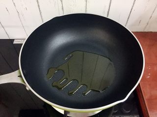 5、厨房挑战+素菜+清炒莴笋片,锅中倒入适量的食用油烧热