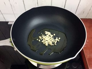 6、厨房挑战+素菜+清炒莴笋片,放入蒜末爆香