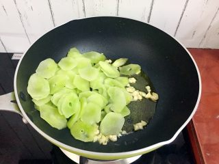 7、厨房挑战+素菜+清炒莴笋片,放入莴笋