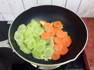 8、厨房挑战+素菜+清炒莴笋片,放入胡萝卜