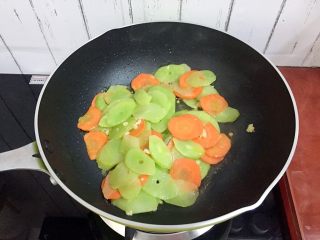 9、厨房挑战+素菜+清炒莴笋片,翻炒至断生