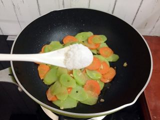 11、厨房挑战+素菜+清炒莴笋片,加入盐