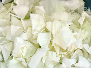 1、手撕包菜,包菜准备好