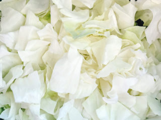 2、手撕包菜,淘洗干净