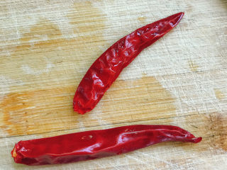 3、手撕包菜,准备两条干红辣椒