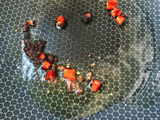 6、手撕包菜,放干辣椒和花椒炒香