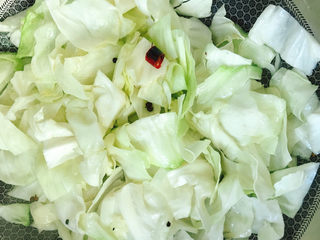 8、手撕包菜,翻炒一会儿