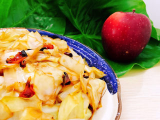 11、手撕包菜,装盘