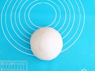 4、农夫面包,揉成光滑的面团。