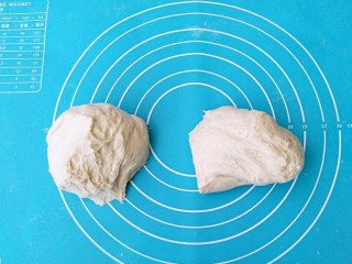 7、农夫面包,取出面团排气分割成两份。