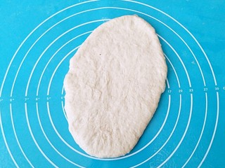 9、农夫面包,取一个面团,擀成随圆形。