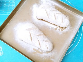 13、农夫面包,移至烤盘筛上面粉,用刀割口,进行发酵。