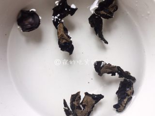 2、素炒山药  春的山药 清脆又爽口,黑木耳开水泡发后洗净。