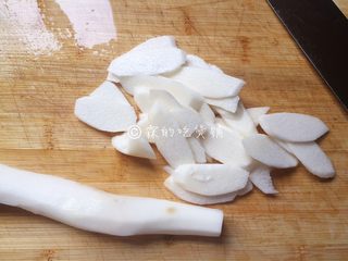 4、素炒山药  春的山药 清脆又爽口,然后斜刀切片。