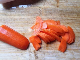 5、素炒山药  春的山药 清脆又爽口,胡萝卜刨去外皮后，也是斜刀切片。