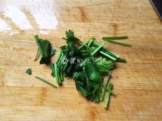 6、素炒山药  春的山药 清脆又爽口,有香菜的话，可以准备一些，或者小葱也可以，如果都没有那不放也无所谓，毕竟放这个绿色就是为了增加点色彩。