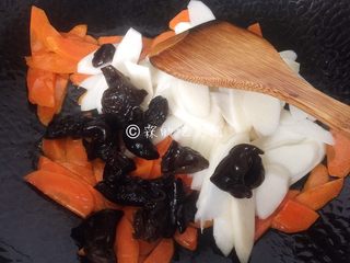 8、素炒山药  春的山药 清脆又爽口,在把黑木耳和山药放入，翻炒几下。