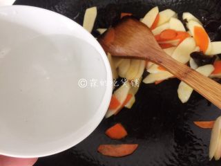 9、素炒山药  春的山药 清脆又爽口,加入小半碗水，稍稍煮个几十秒。