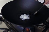 2、农家铁锅鱼,放入两勺猪油