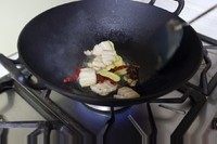 4、农家铁锅鱼,放入姜片和干辣椒炒出香味