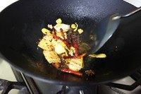 5、农家铁锅鱼,加入郫县豆瓣酱炒出红油