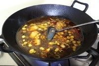 8、农家铁锅鱼,加入适量开水