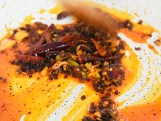 9、麻辣与热烫的刺激，征服你的味蕾，水煮肉片,倒入40g火锅底料、20g豆瓣酱，煸炒出红油