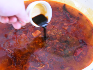 10、麻辣与热烫的刺激，征服你的味蕾，水煮肉片,倒入少许清水，加入10g生抽，1g胡椒粉，1.5g盐