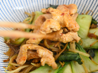 12、麻辣与热烫的刺激，征服你的味蕾，水煮肉片,放入肉片后，转大火煮30秒捞起，盛入盘中