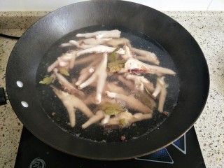 2、柠香泡椒凤爪,放入锅里，加入香叶、花椒、料酒煮熟